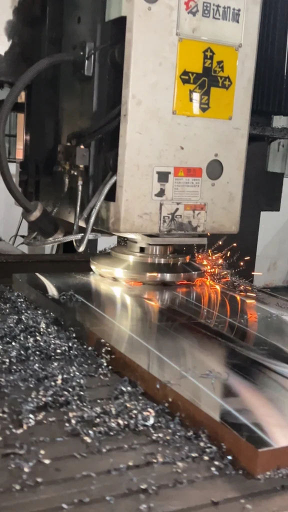 Phay cổng hai mặt với tia lửa – Gia công thô thép khuôn đang thực hiện