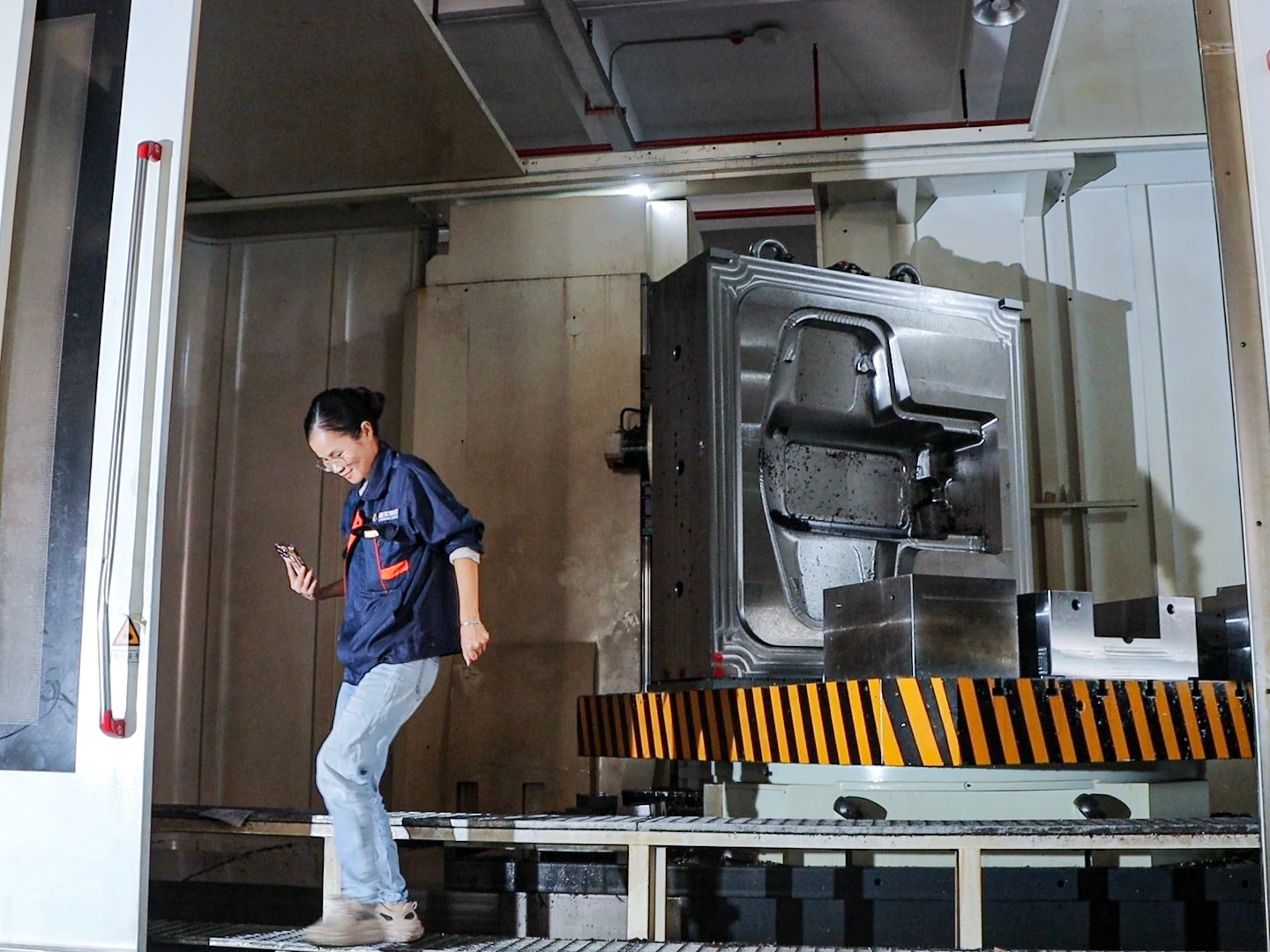 Professional Workshop for Giant Mold Production with Heavy CNC Gantry Machines