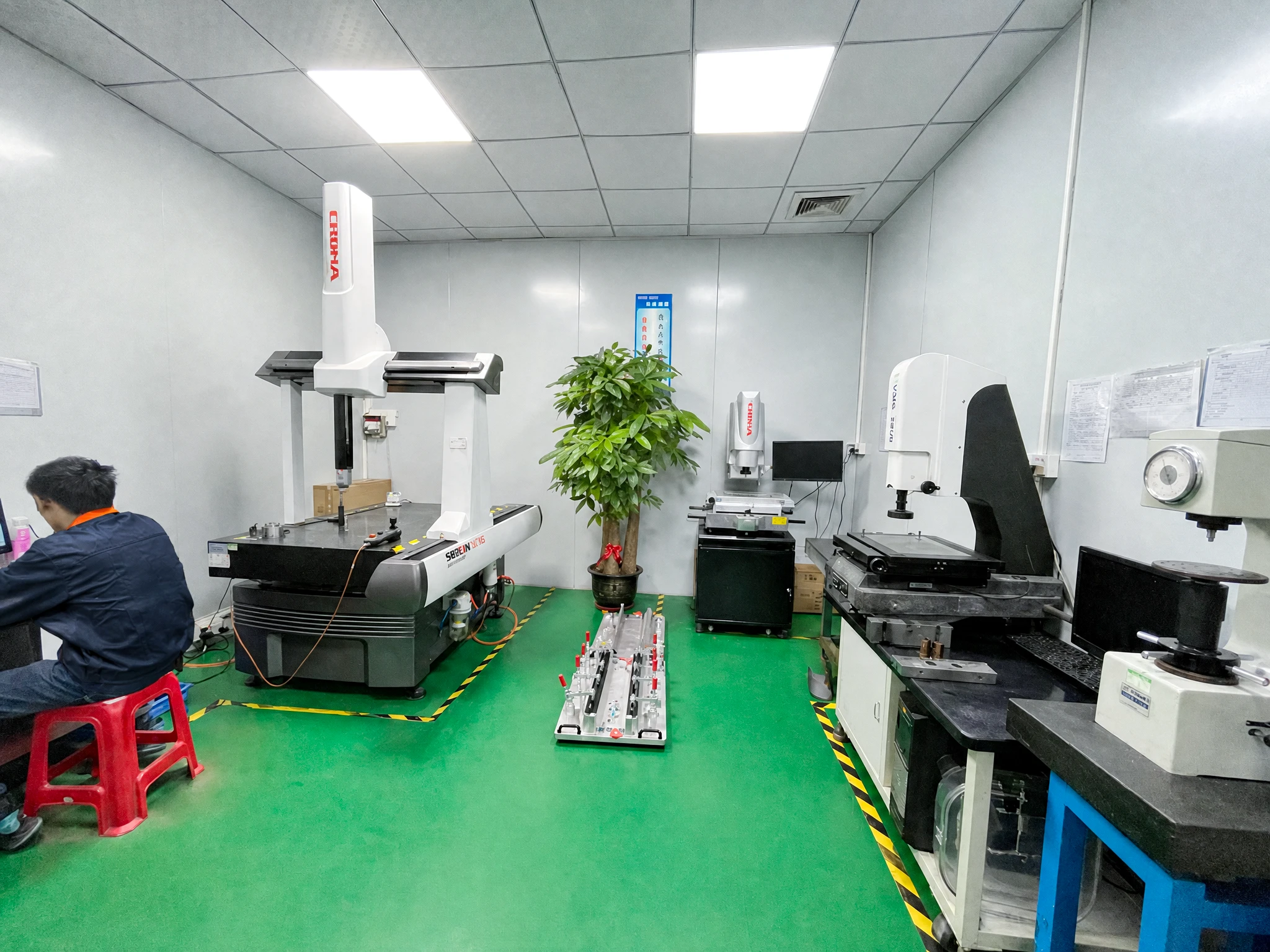Strict Mold Precision Testing Workshop Equipped with Coordinate Measuring & Vision Inspection Systems